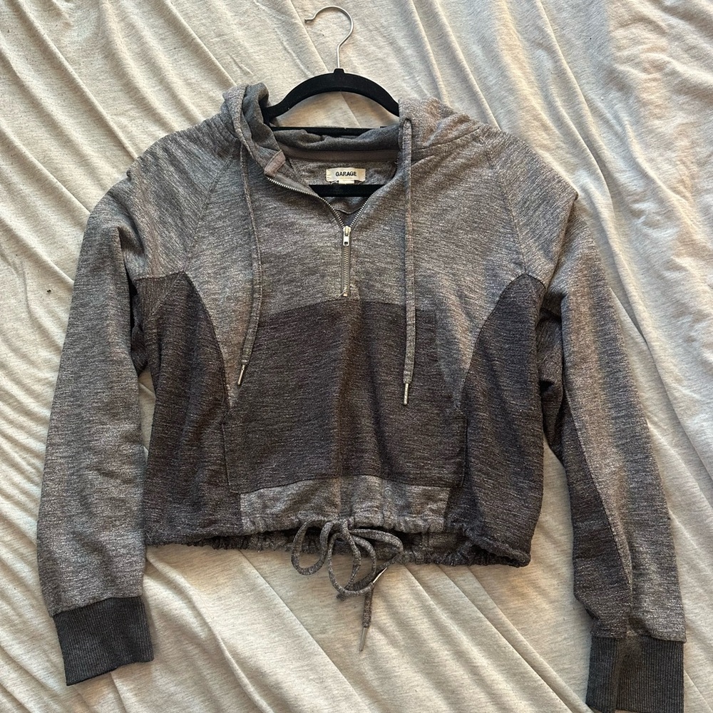 Garage cropped two-tone grey sweatshirt. Has a drawstring waist! Size M